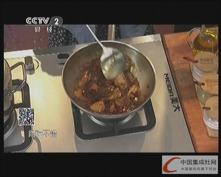 小丫陪你《回家吃飯》，美大集成灶助力健康廚房