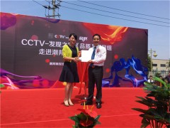 北京CCTV《品質(zhì)》欄目制片人崔隱墨（左）潮邦集成灶董事長(zhǎng)張金祥張董（右）