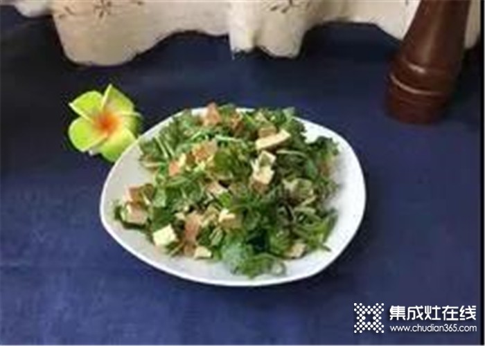 力巨人今天教大家做一款涼拌馬蘭頭，清新可口，營(yíng)養(yǎng)又豐富~